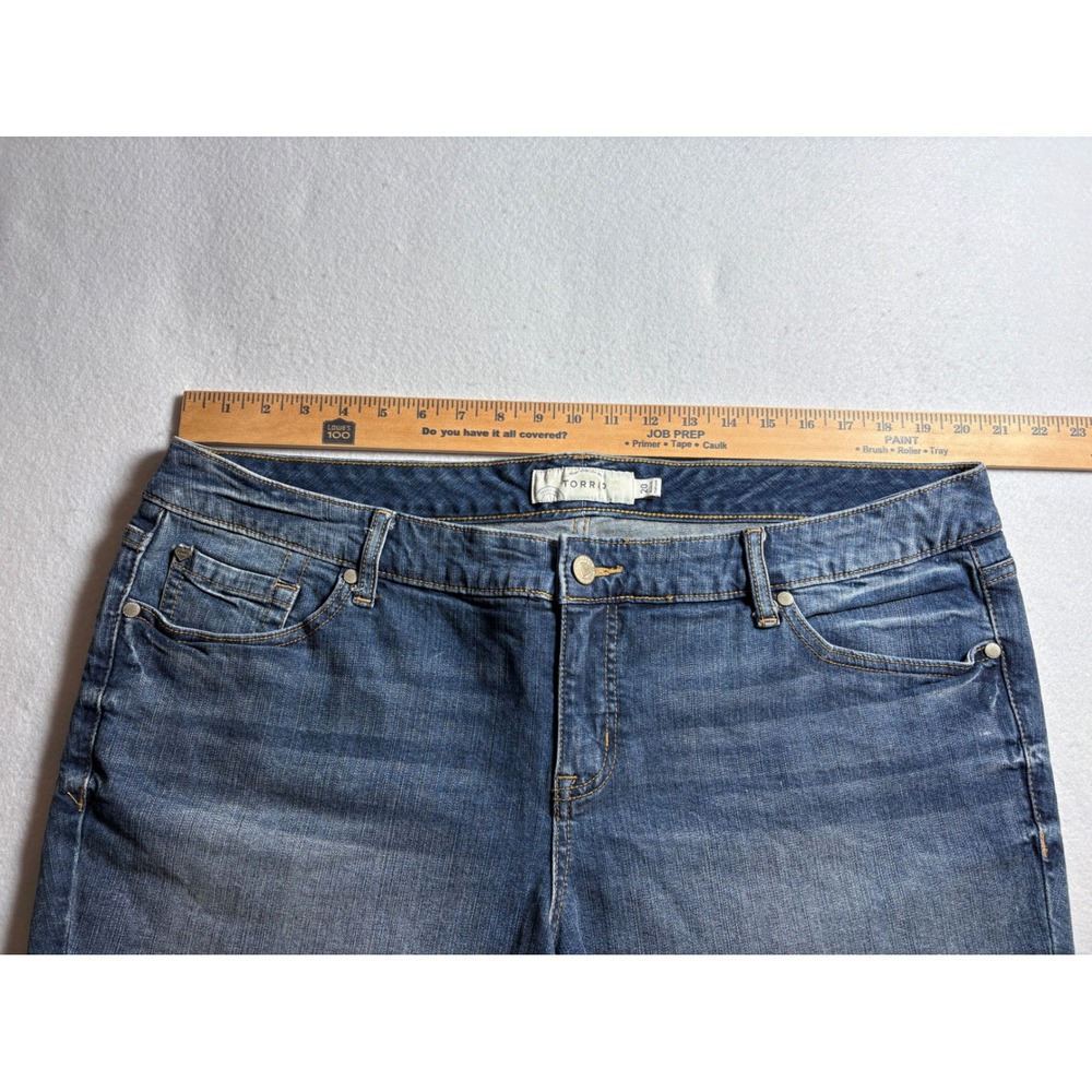 Torrid Womens Size 20 Medium Wash Frayed Hem Denim Jean Shorts Mid Rise Casual - Picture 6 of 8